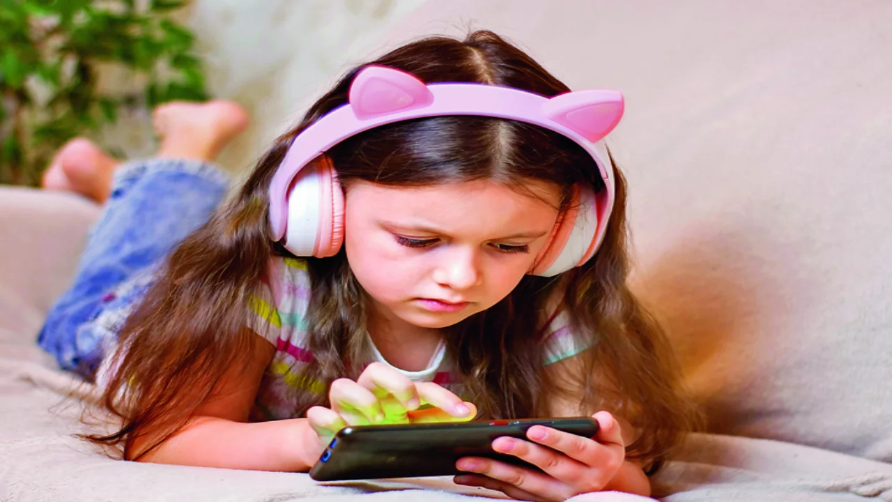 Children's world has been confined to mobile, who is smart? baby or phone