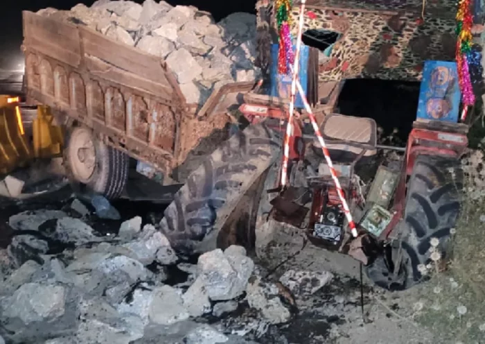 Tractor-trolley and Scorpios collided late night, people narrowly survived the accident, two pieces of tractor in tonk rajasthan