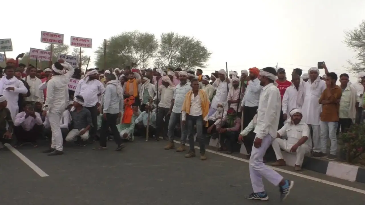 Saini community demanding 12 percent reservation, Jaipur-Bharatpur NH jam, stones pelted on police