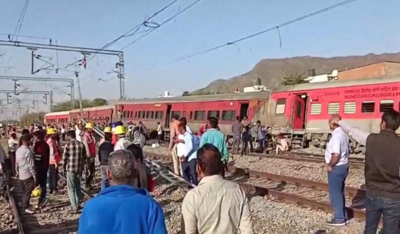 Sabarmati Agra superfast train derail in Ajmer | Sach Bedhadak